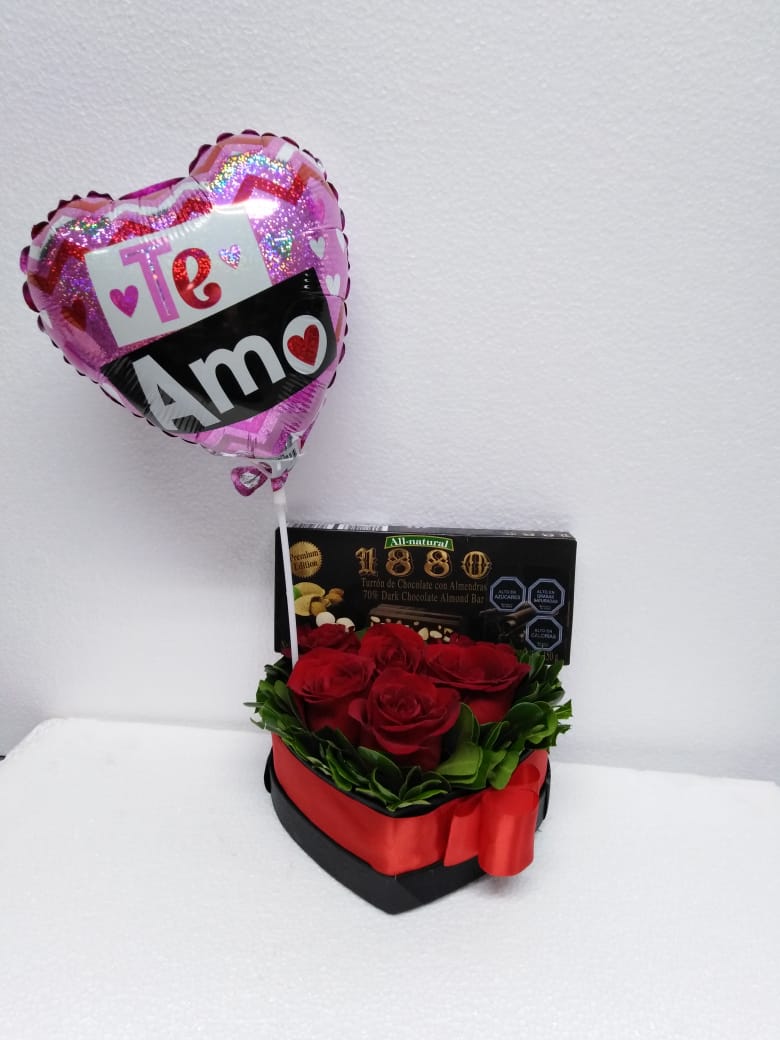 Caja coraz�n con 6 Rosas m�s Turr�n 150 Grs y Globito